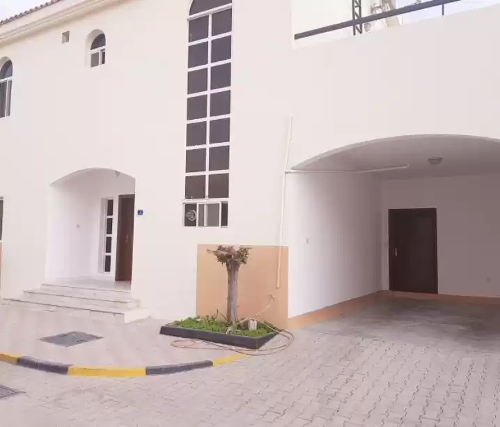 Résidentiel Propriété prête 3 chambres U / f Villa à Compound  a louer au Al-Sadd , Doha #9742 - 1  image 